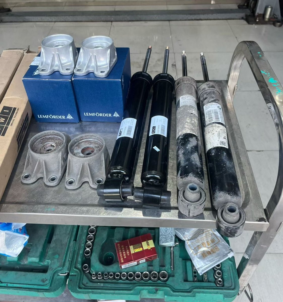 德系底盘减震器新旧件对比 · 三亚车管家